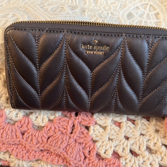 KATE SPADE QUILTED GUN METAL GRAY ZIPPY WALLET NWT - Picture 6 of 9